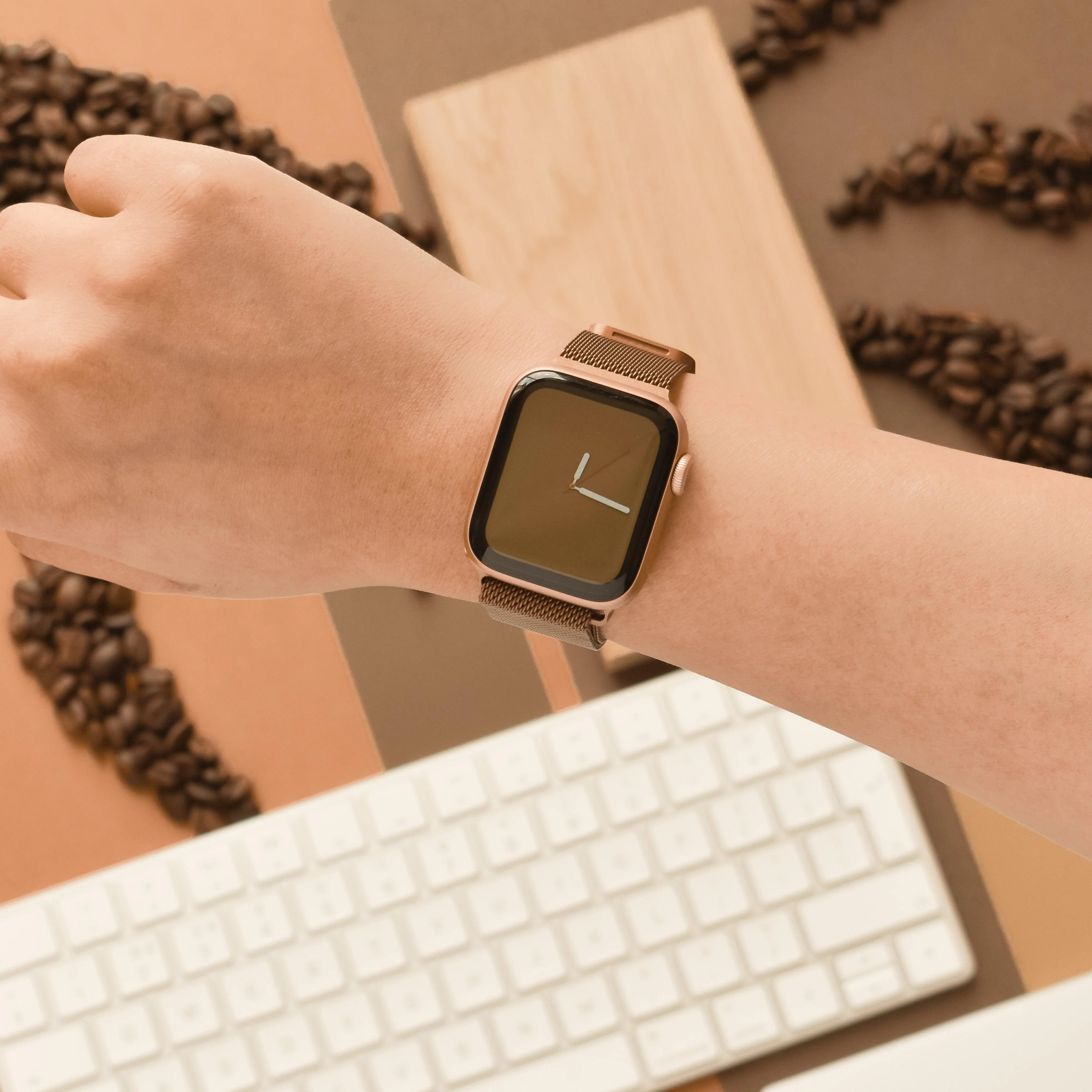 Magnetic Chain Apple Watch Strap - Coffee - Image 4